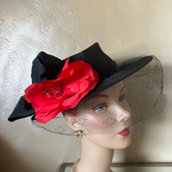 FESTIVE 1960s\' BLACK STRAW HAT WITH LARGE BOW AND RED FABRIC \